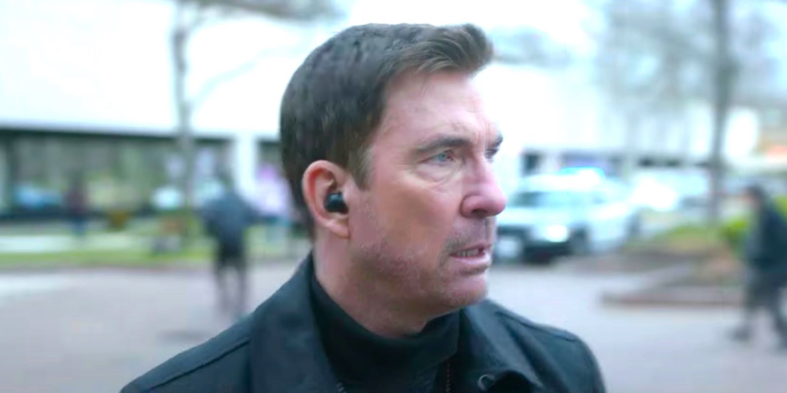 Dylan McDermott como Remy Scott, que parece preocupado mientras la gente huye de una bomba en la temporada 5 de FBI Most Wanted.
