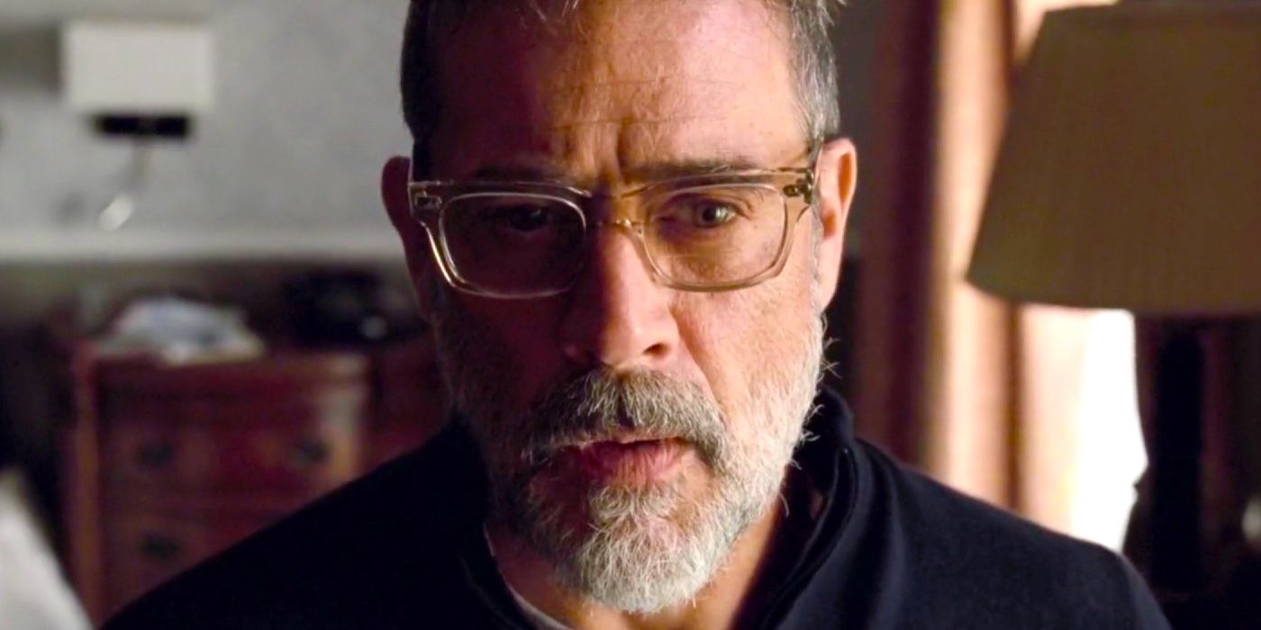 Jeffrey Dean Morgan como Jacob Cannon con gafas mira un mapa en The Postcard Killings.