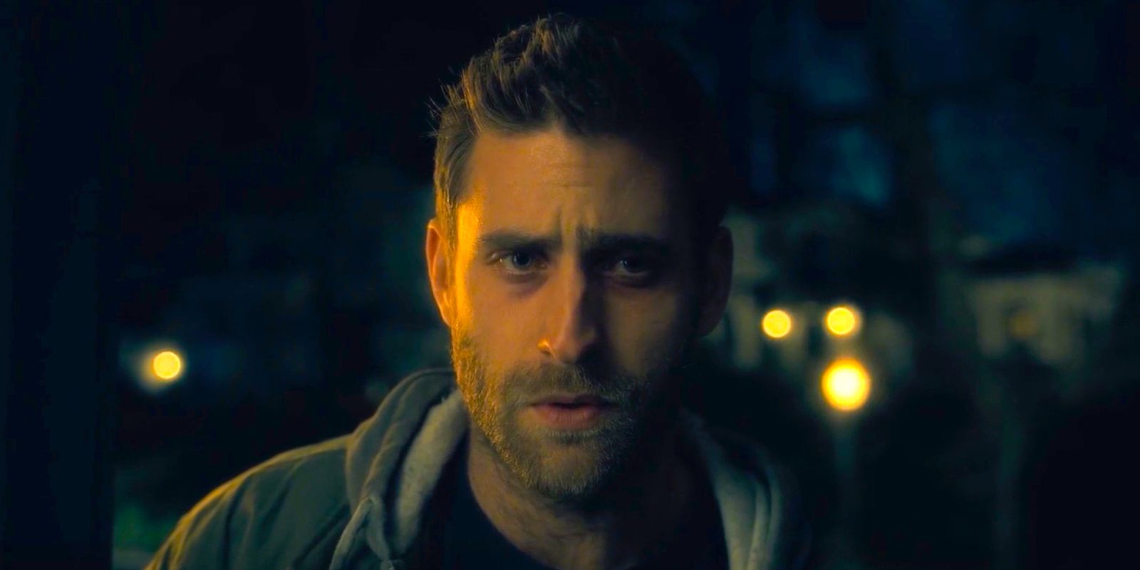 Oliver Jackson-Cohen as Luke standing outside at night looking worried in The Haunting of Hill House episode 4.