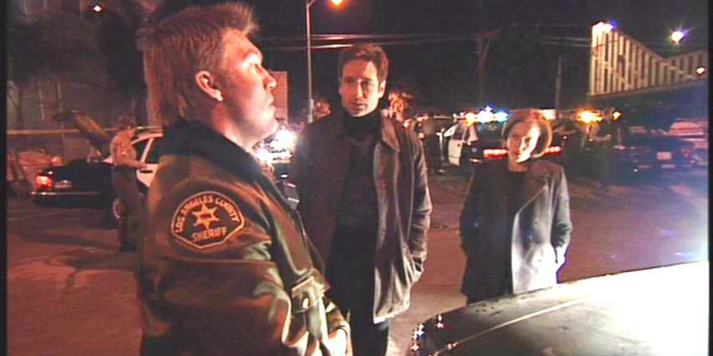 Scully and Mulder talking to a cop in The X-files