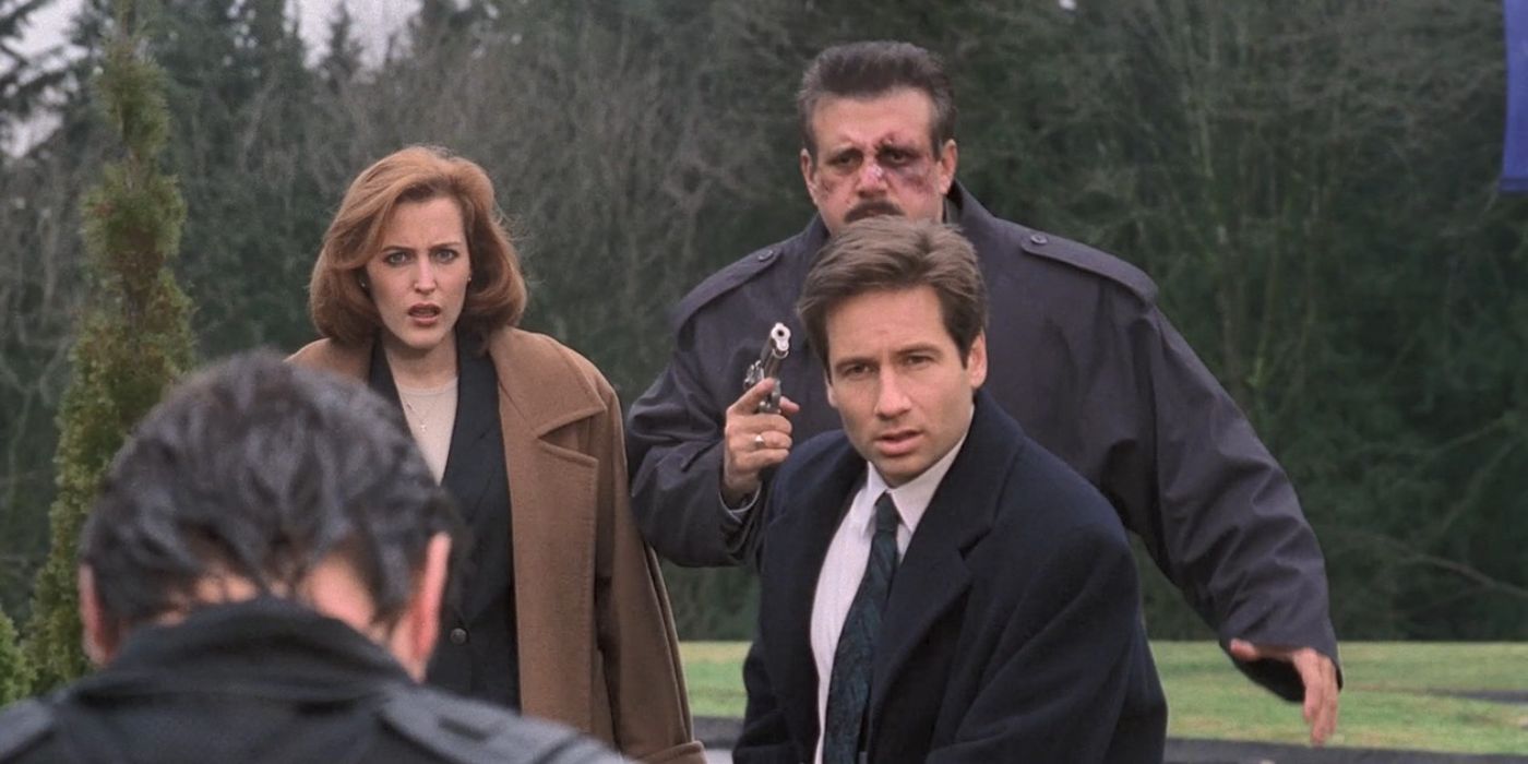 Scully and Mulder with guns in the X-files