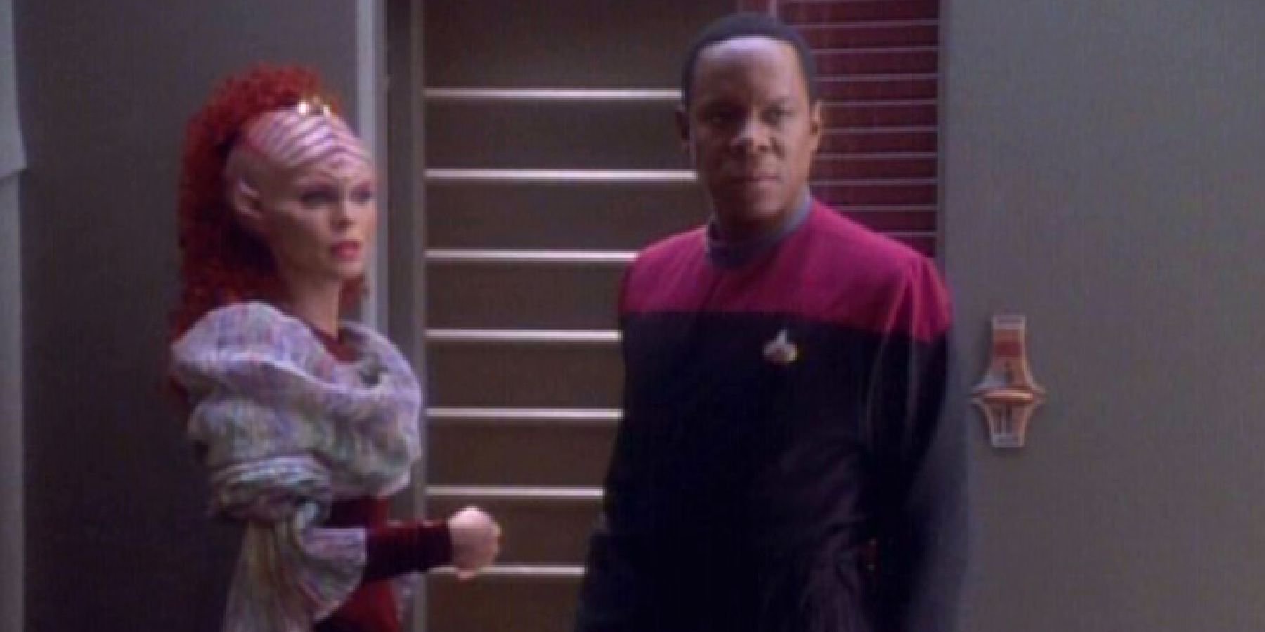 An alien Dabo girl and Commander Sisko stand in his office