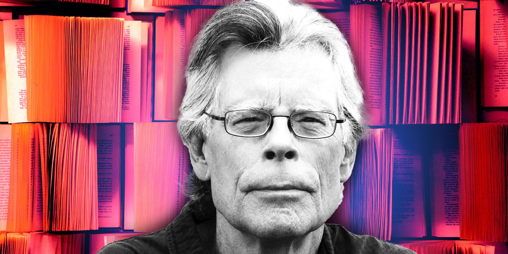 Stephen King na frente de livros abertos