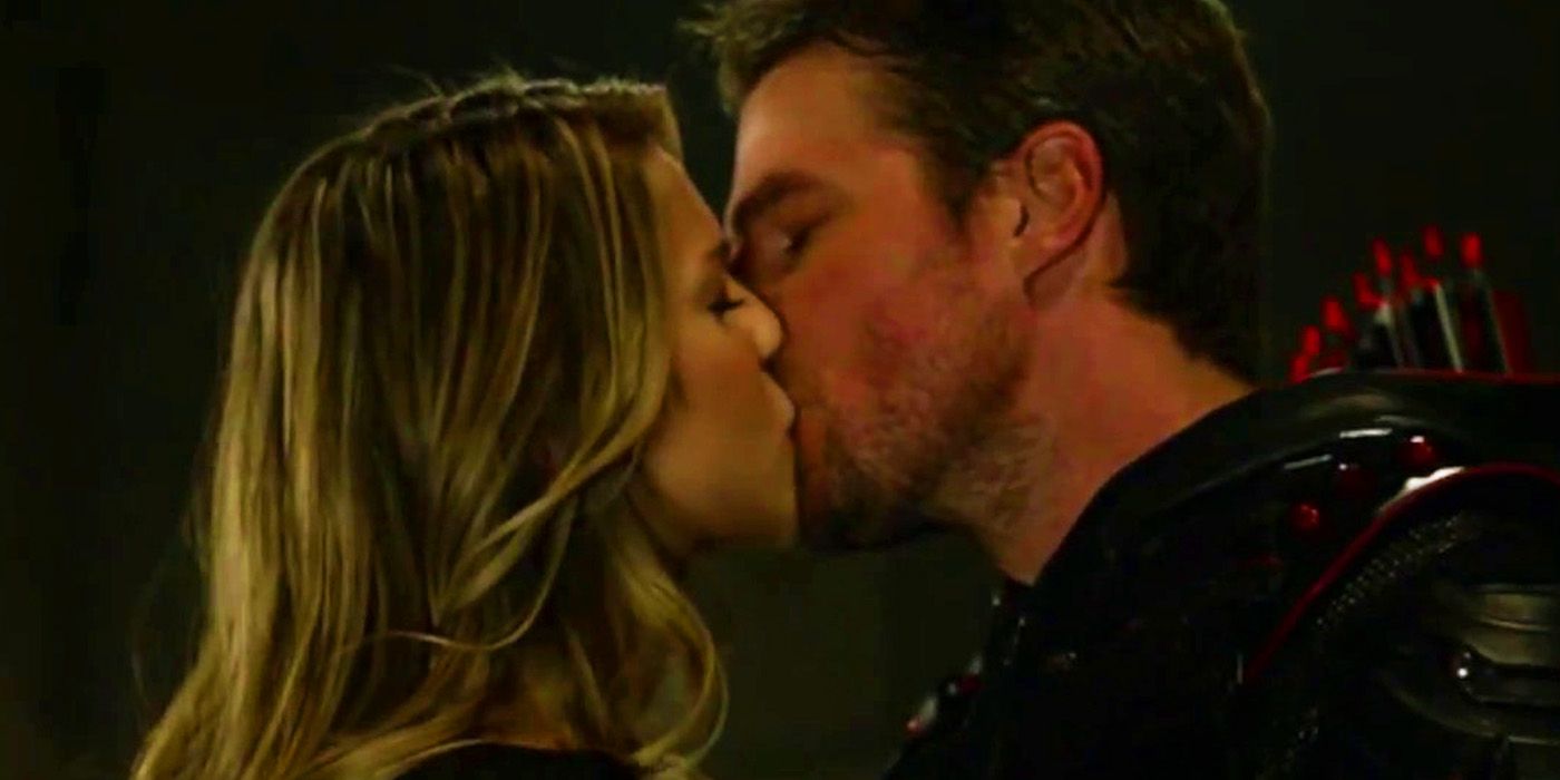 Supergirl kissing Oliver Queen in the Arrowverse