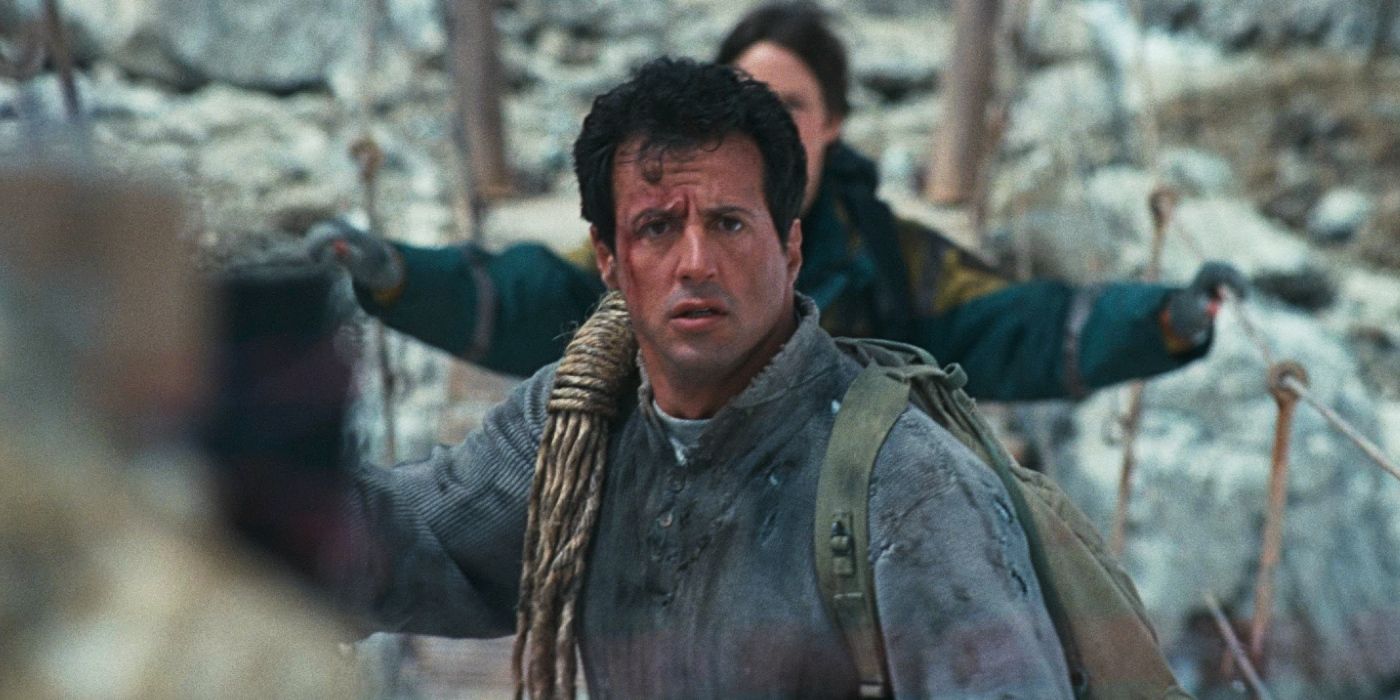 Sylvester Stallone atravessando uma ponte de corda como Gabe Walker em Cliffhanger