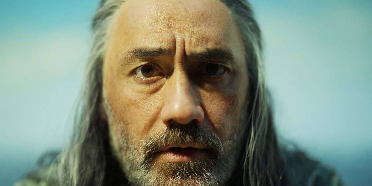 10 vezes que o Barba Negra apareceu no cinema e na TV 7 Taika Waititi como Barba Negra em Nossa Bandeira é a Morte (Reprodução)