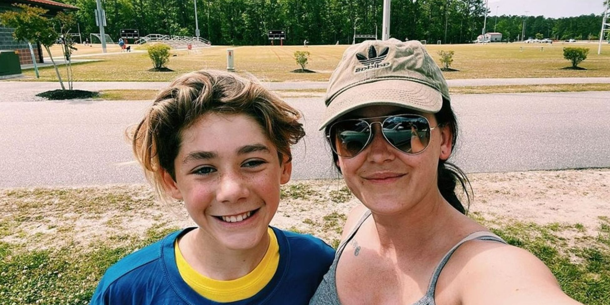 A estrela da mãe adolescente Jenelle Evans sorrindo com o filho Jace Evans