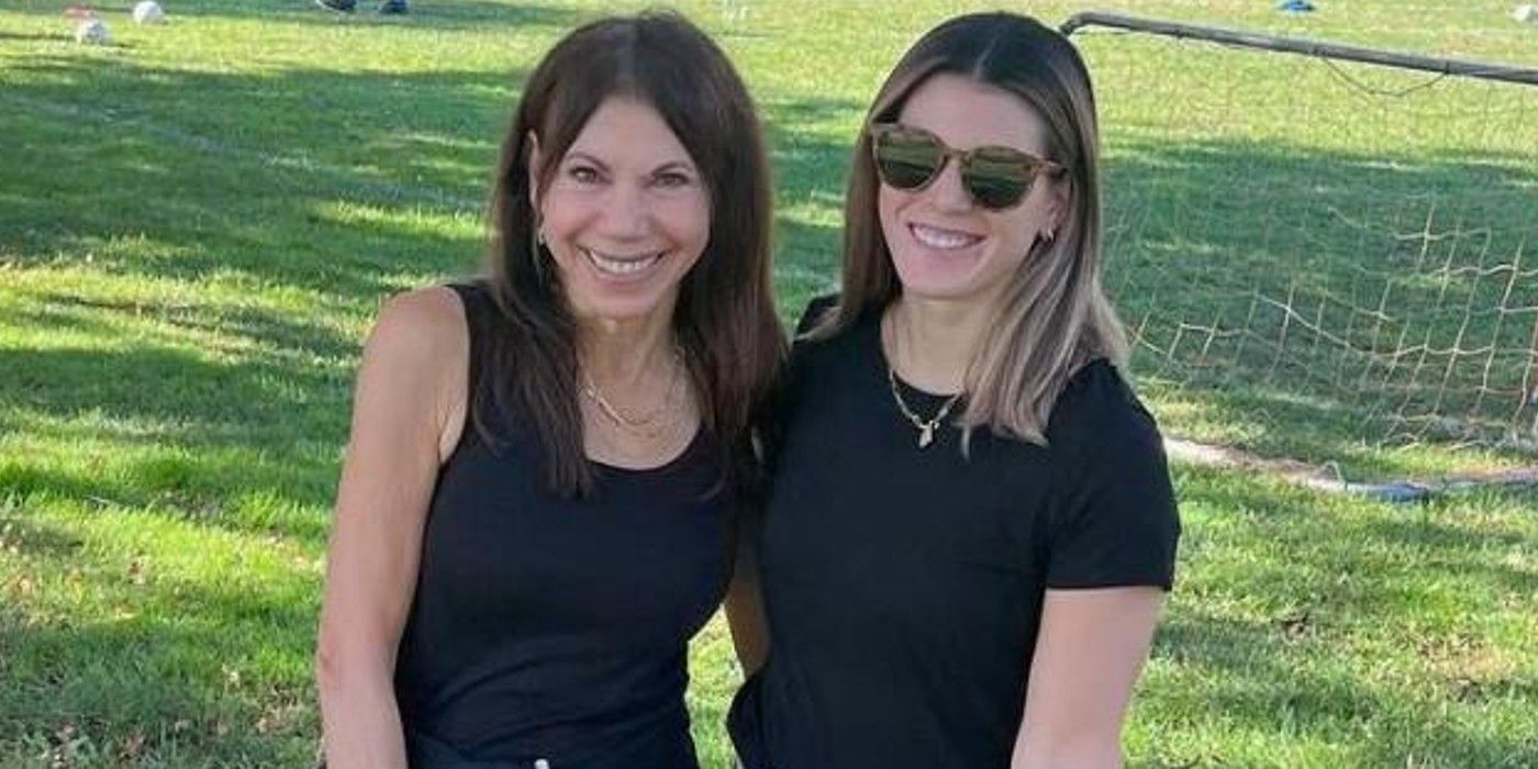 The Golden Bachelor's Theresa Nist With Her Daugher Jen Posing Outdoors