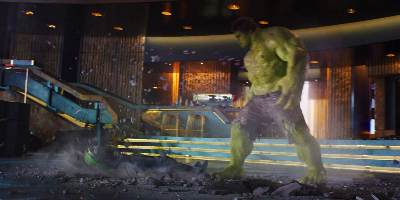 O Hulk atacando Loki em Os Vingadores