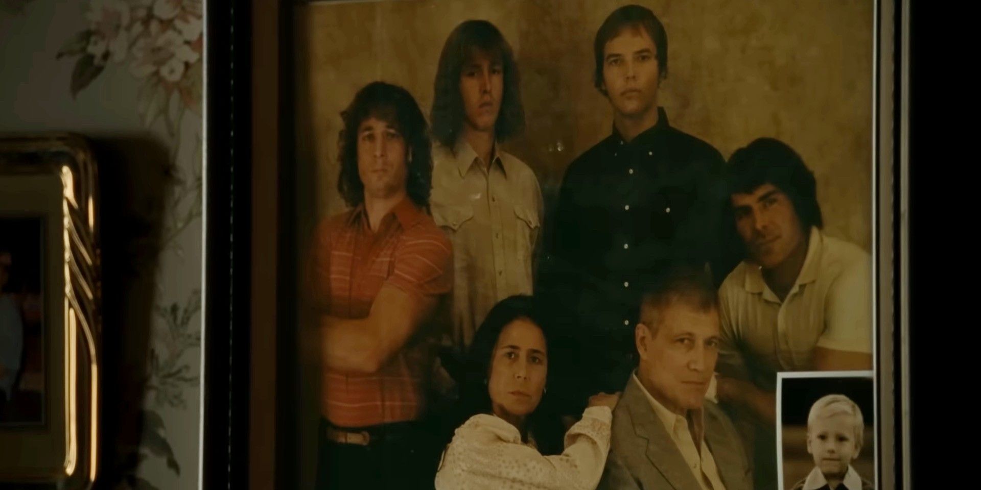 Uma foto de família da família Von Erich em The Iron Claw