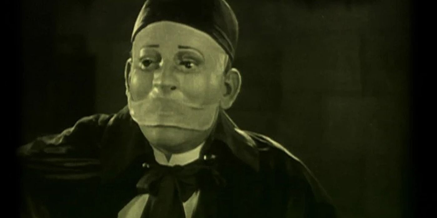 The Phantom wearing a mask in Phantom of the Opera (1925)-1
