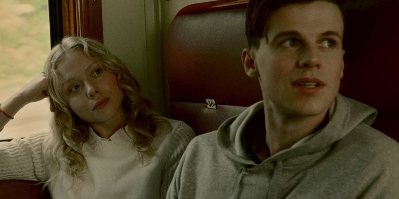 Simon e Marina em um trem em The Postcard Killings