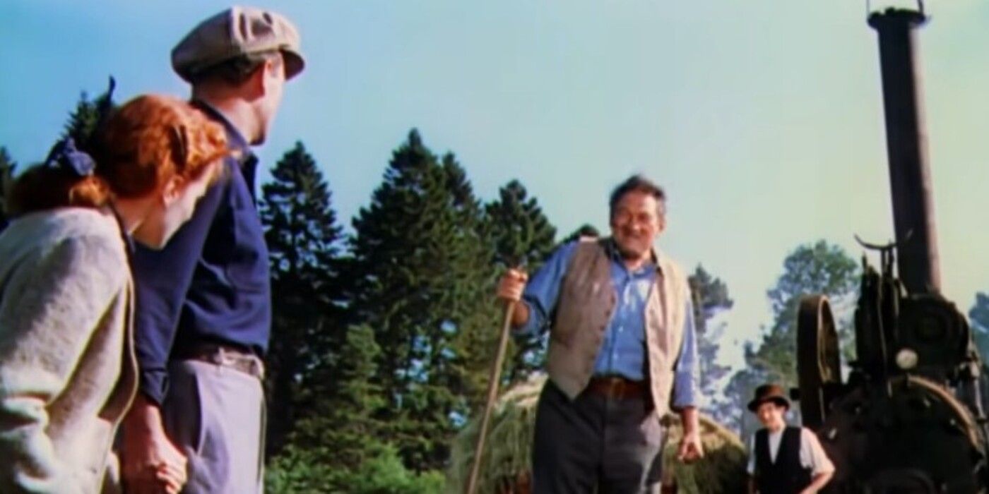 John Wayne como Sean Thornton y Maureen O'Hara como Mary Kate Danaher mirando a un granjero irlandés en El hombre tranquilo (1952) 