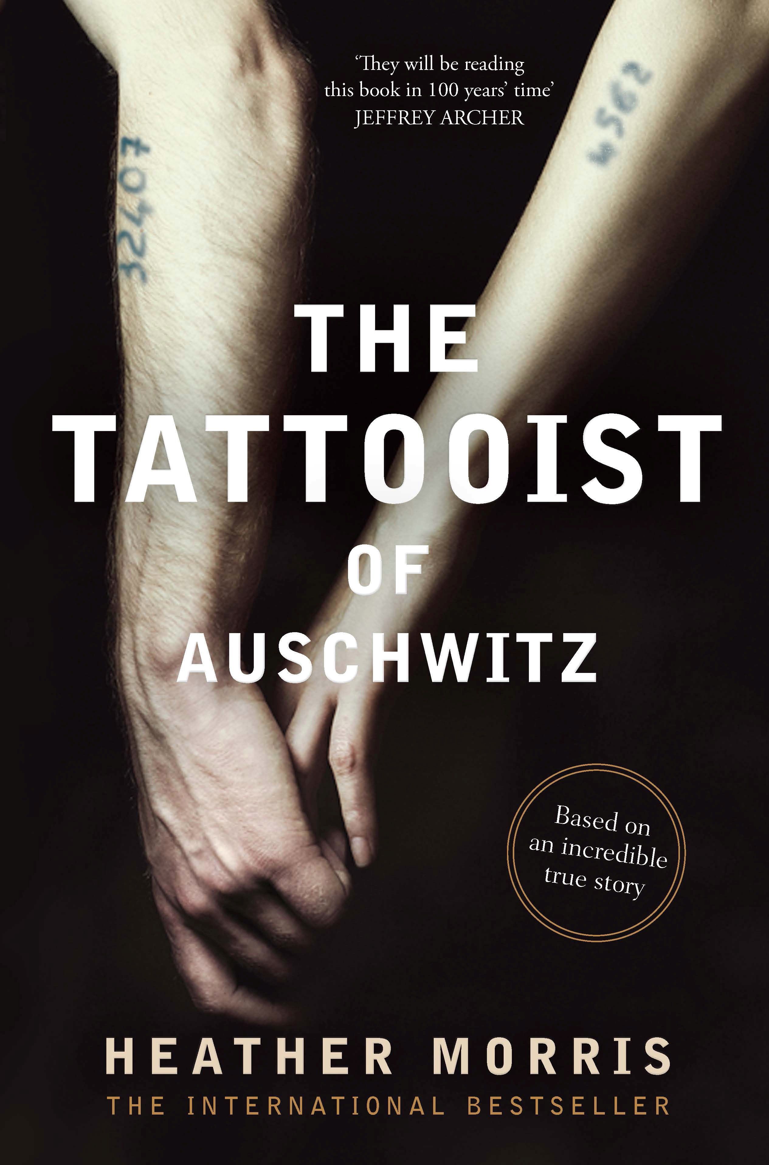 Capa do livro O Tatuador de Auschwitz mostrando duas pessoas com tatuagens numeradas no braço de mãos dadas