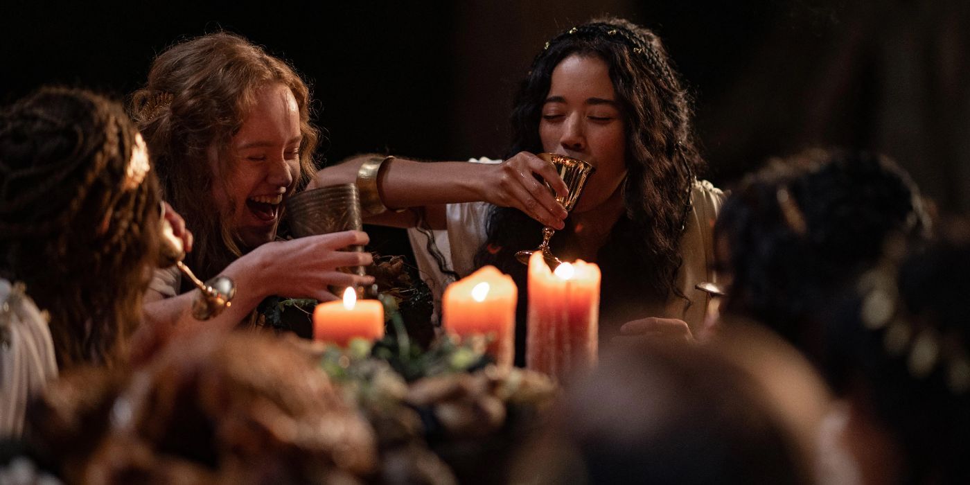 As meninas sentando-se para comer em um grande banquete no episódio 2 da 2ª temporada de Yellowjackets.