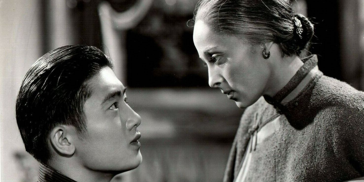 Luise Rainer looking down at Roland Got in The Good Earth.