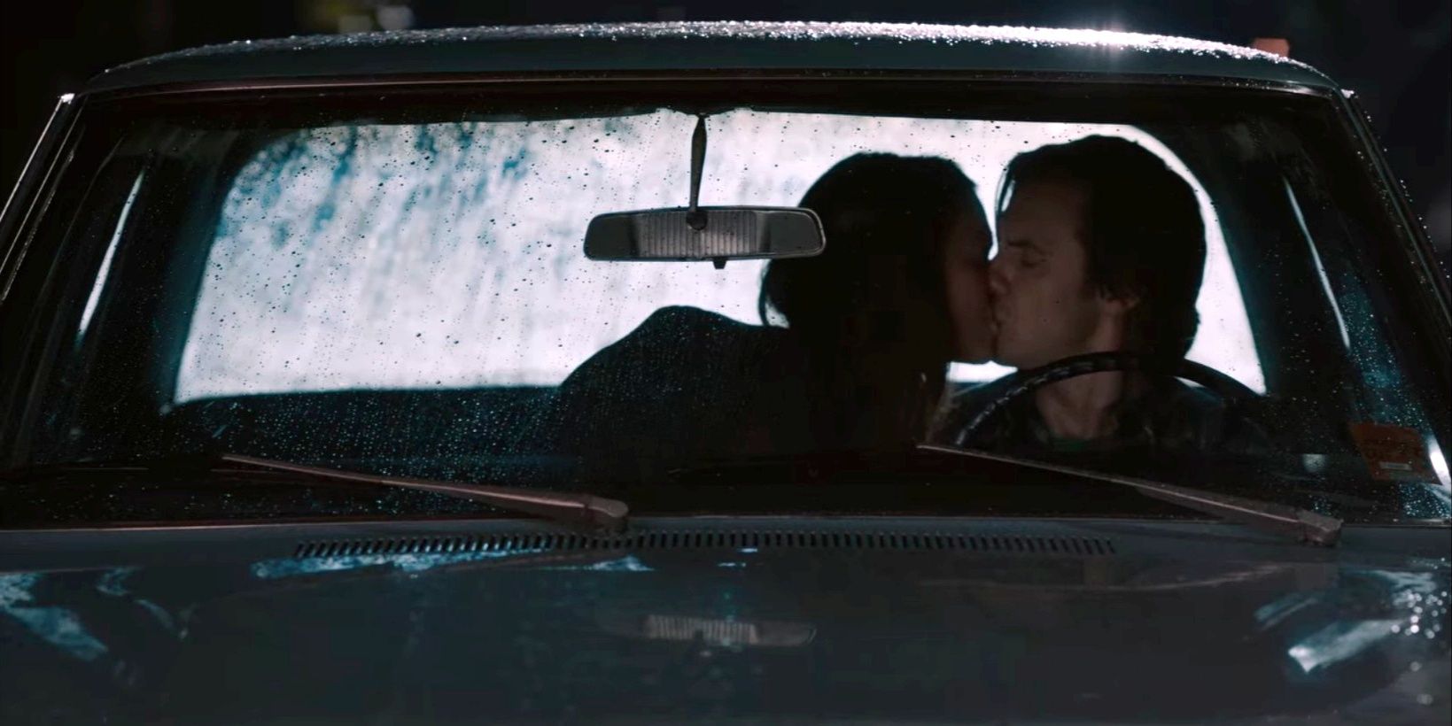 Jack and Rebecca kiss in This Is Us season 3, episode 1.