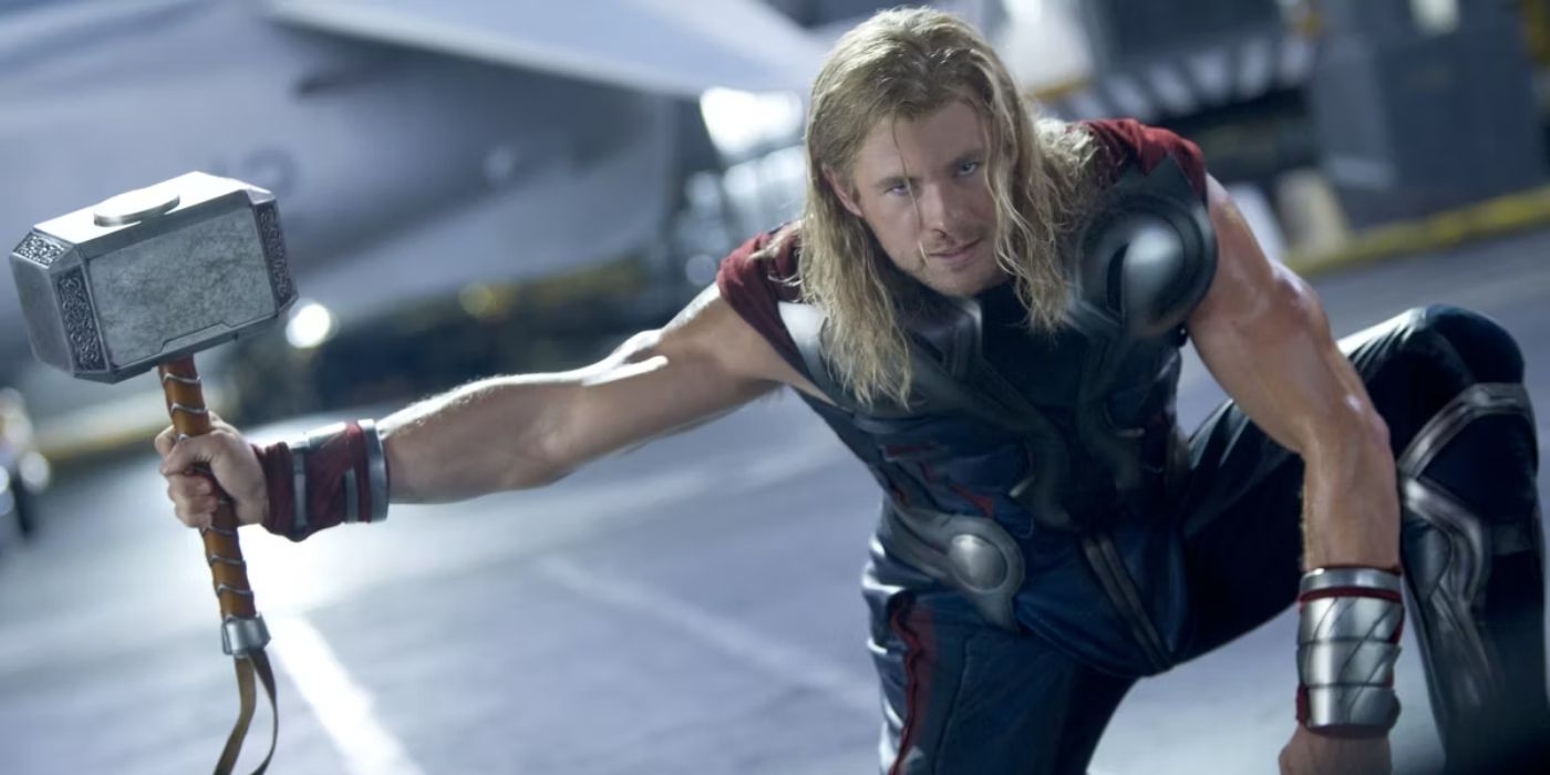 Thor com Mjolnir dos Vingadores se preparando para atacar Hulk