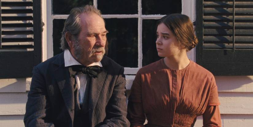 tommy lee jones and hailee steinfeld in the homesman outside a house having a conversation