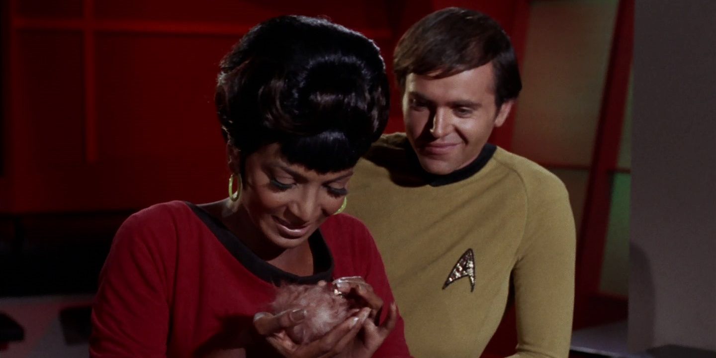 Star Trek: La serie original, temporada 2, episodio 15, "El problema con los tribbles". Walter Koenig como Pavel Chekov y Nichelle Nicholas como Nyota Uhura.