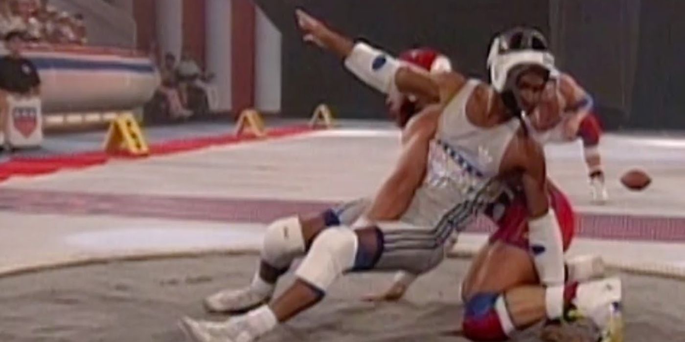 Dois homens lutando em Breakthrough and Conquer em American Gladiators.