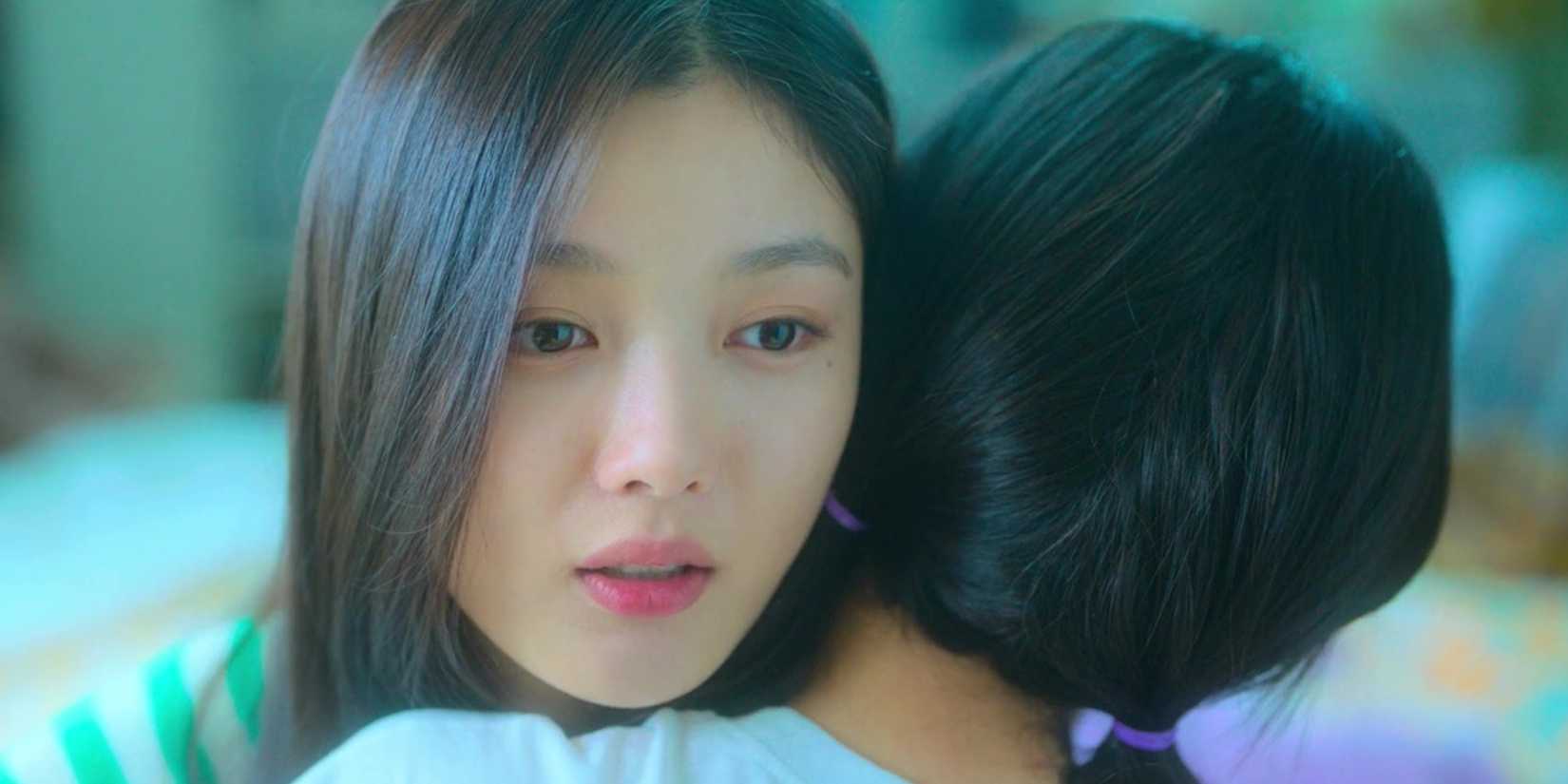  Na Bo-ra hugging Kim Yeon-du in 20th Century Girl