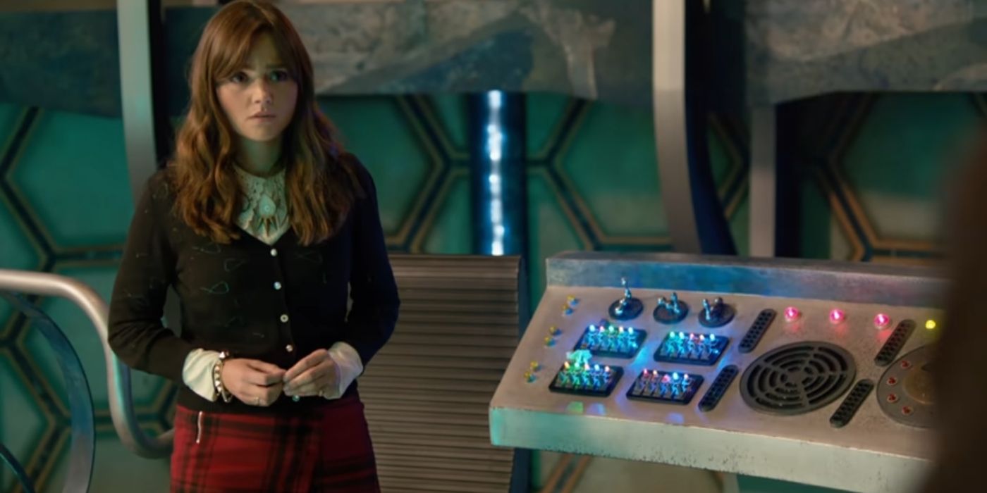 Jenna Coleman como Clara Oswald assistindo o Décimo Primeiro Doctor se regenerar em Doctor Who