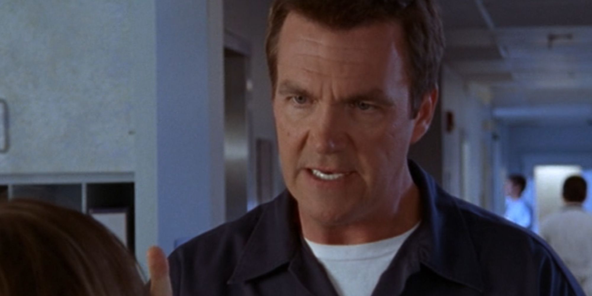 Neil Flynn como o zelador de Scrubs no meio de uma conversa