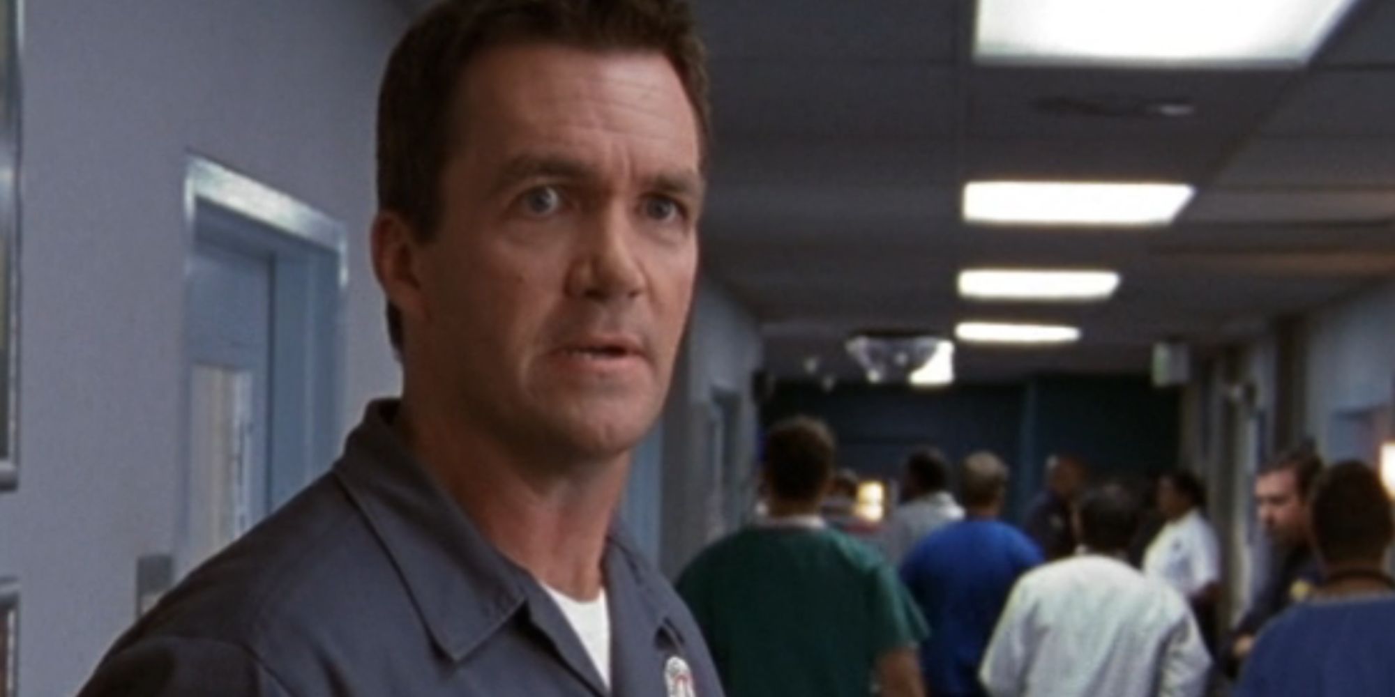 Neil Flynn parecendo chocado como o zelador de Scrubs