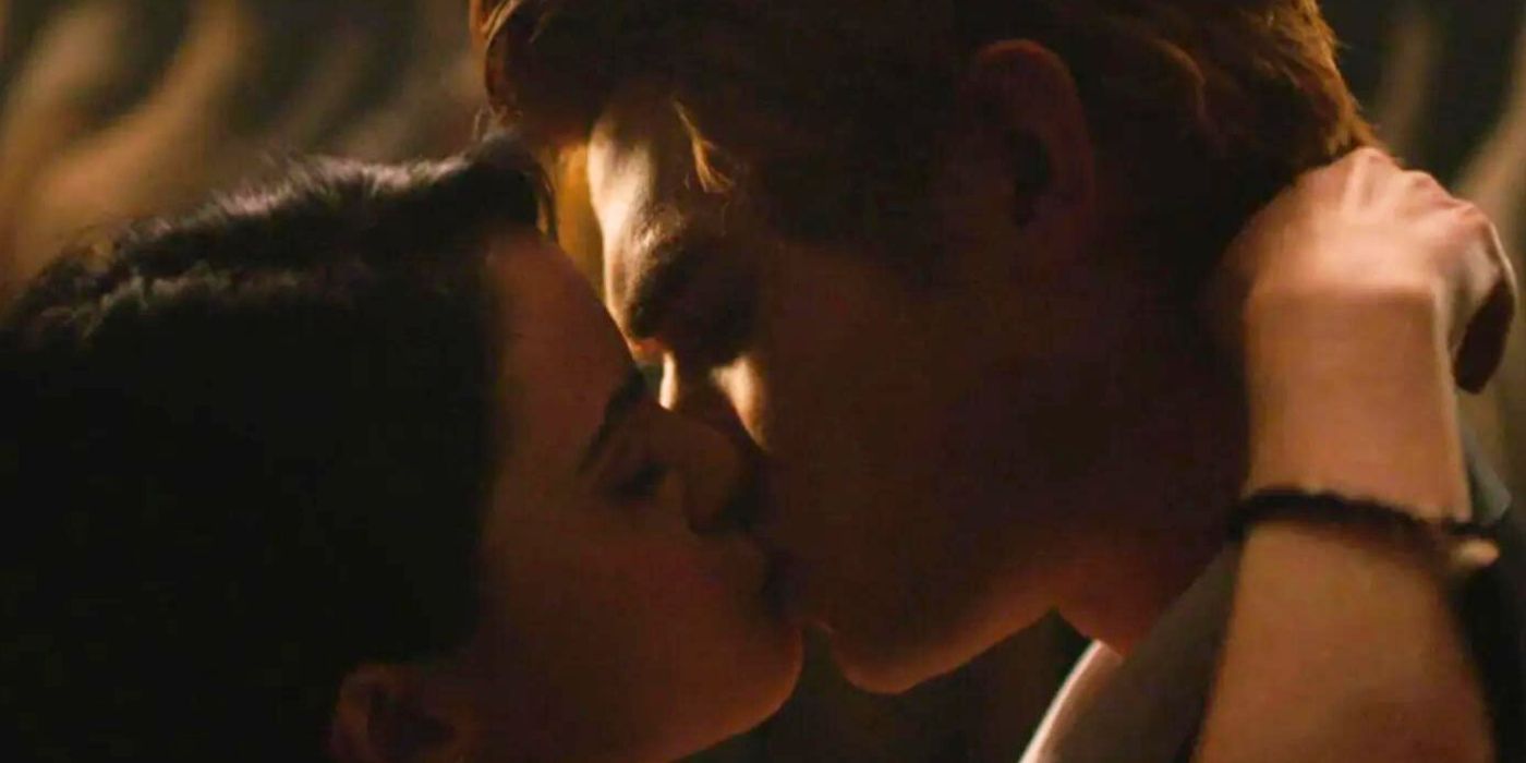 Veronica and Archie kiss in Riverdale season 1