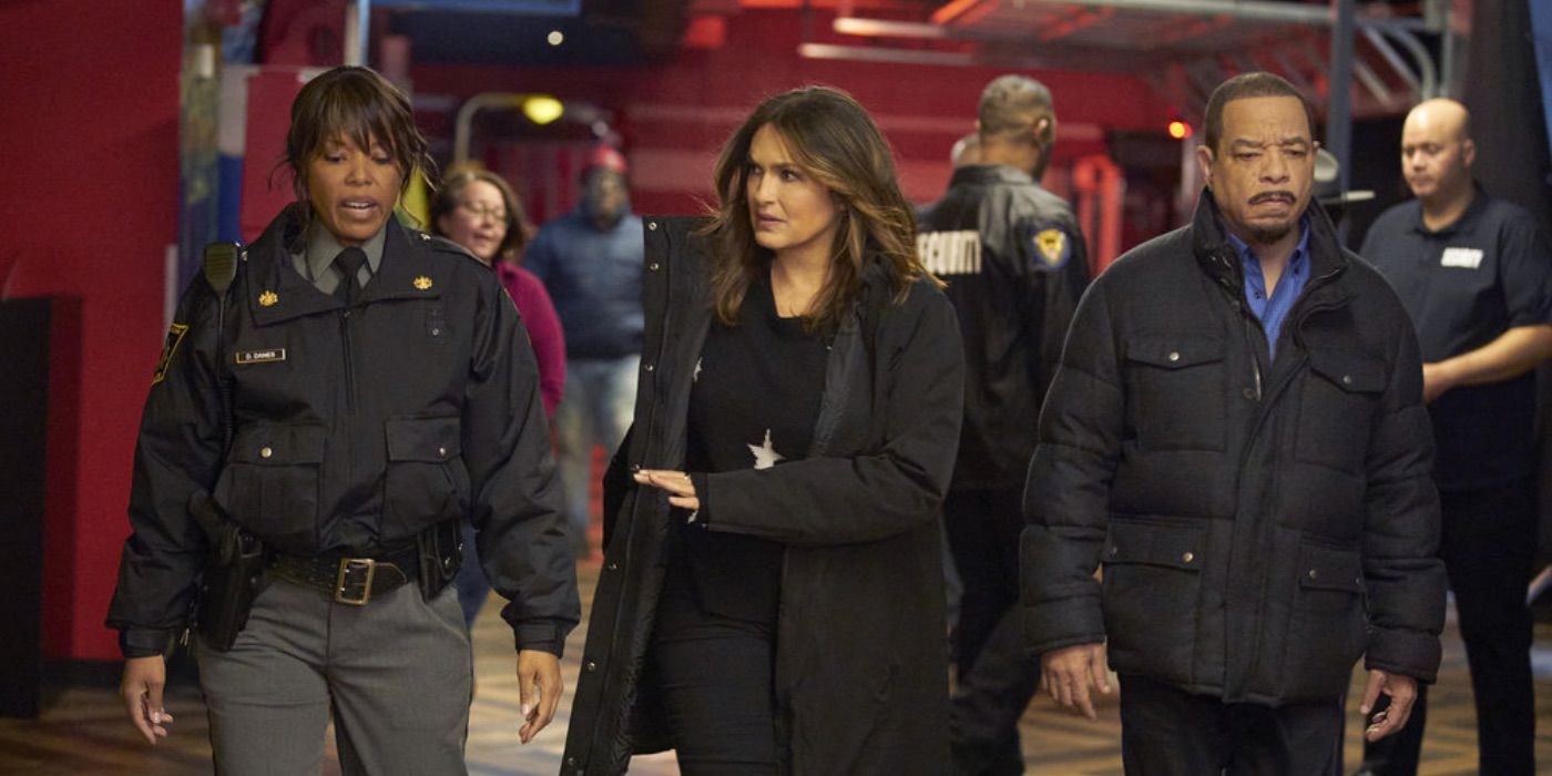 Benson and Fin talk to a police officer in SVU
