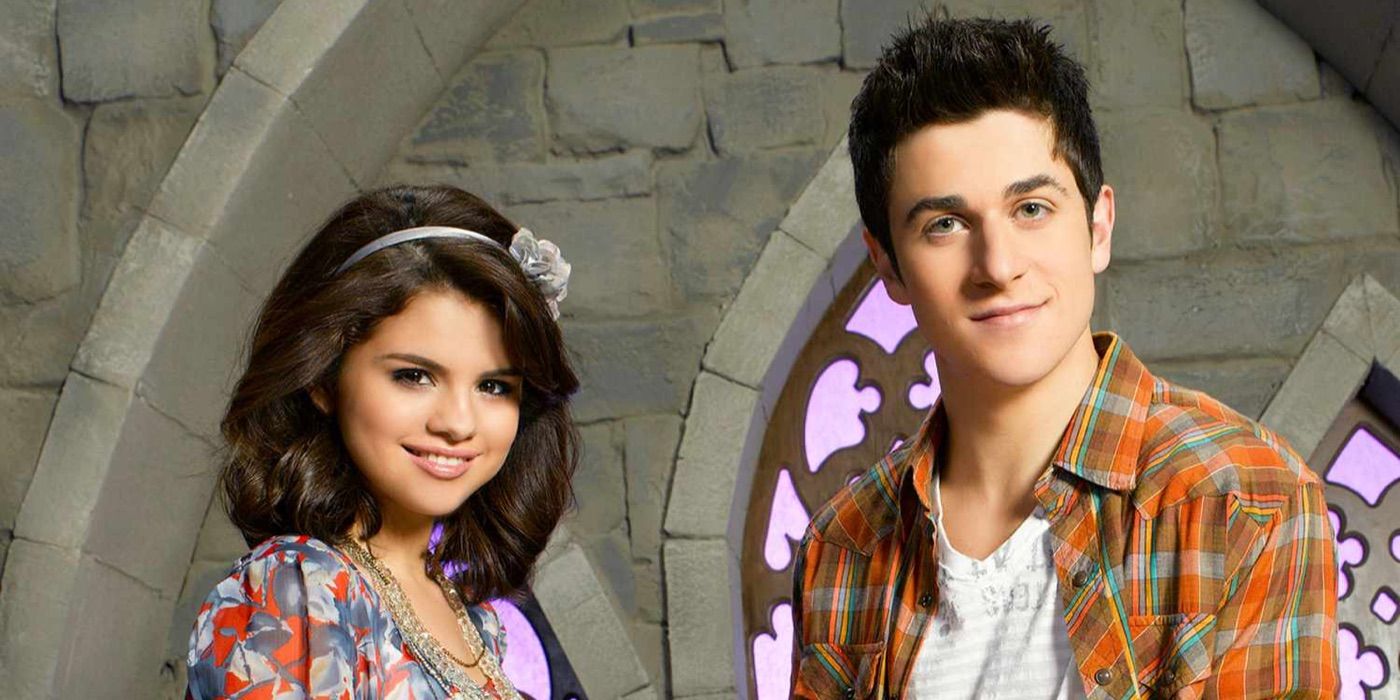 Alex and Justin Russo look on in Wizards of Waverly Place