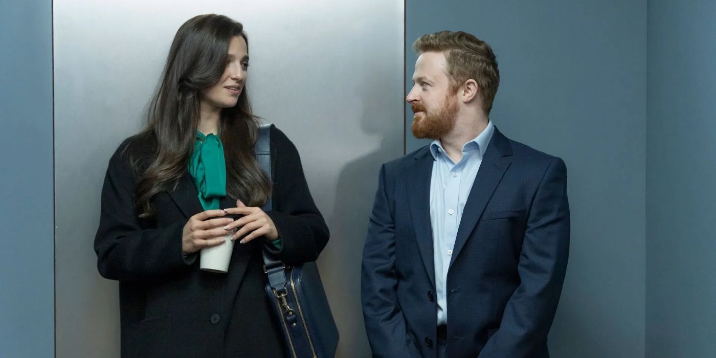 Yasmin (Marisa Abela) y Kenny (Conor McNeil) se sonríen en el pasillo en el episodio 7 de la temporada 2 de The Industry.