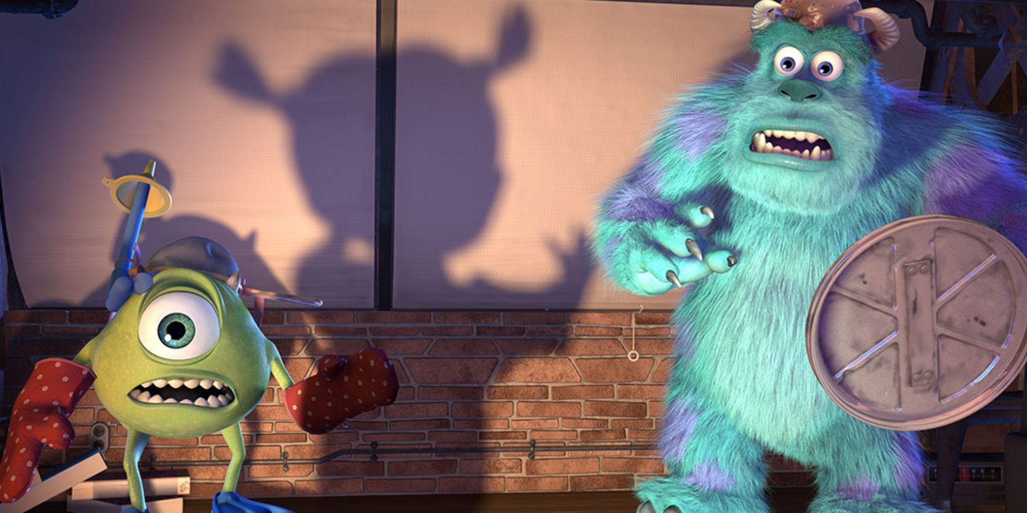 Mike e Sulley em Monsters, Inc. olhando assustados para a sombra de Boo