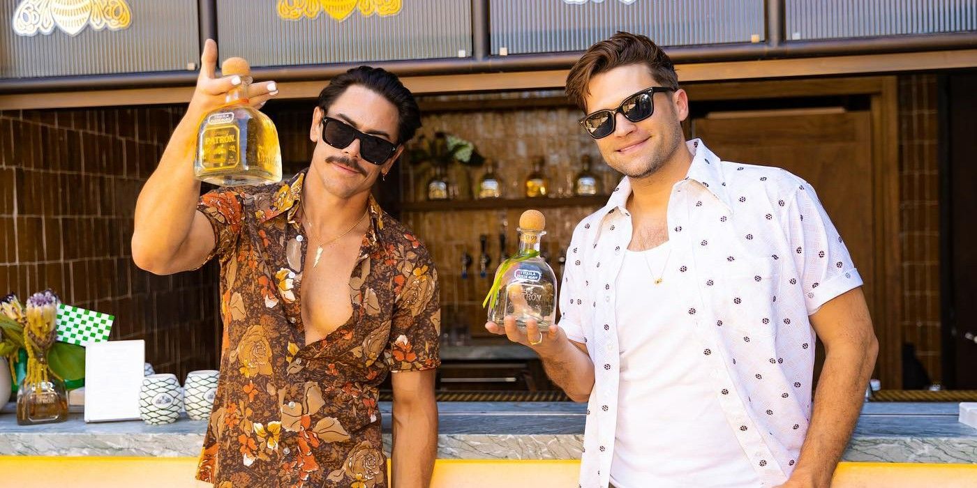 Tom Sandoval e Tom Schwartz, do Vanderpump Rules, usam óculos escuros enquanto sorriem com garrafas de tequila Patron na mão direita. 