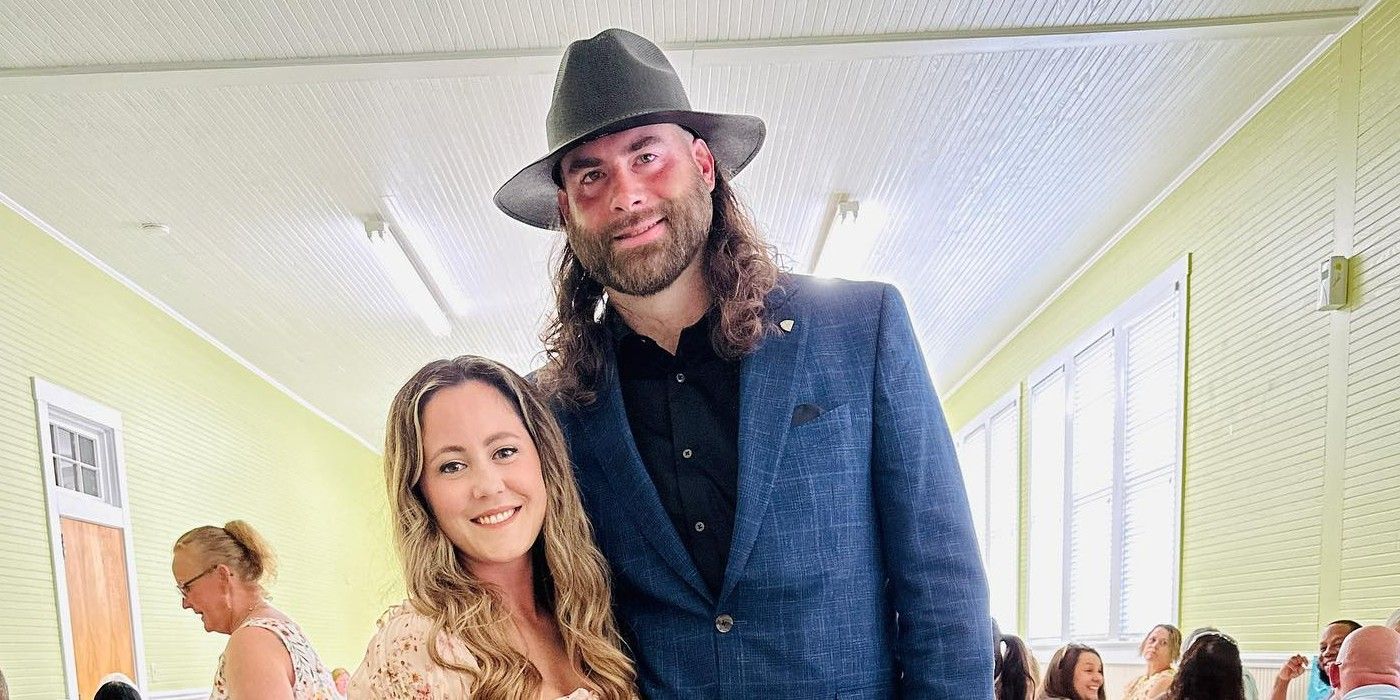 A estrela da mãe adolescente Jenelle Evans e David Eason sorriem e posam no casamento do sobrinho de Jenelle.