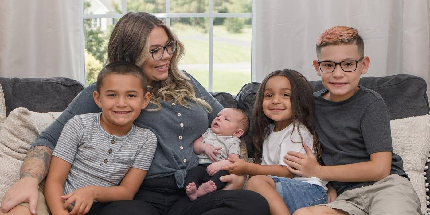 A estrela da mãe adolescente Kailyn Lowry está sentada em um sofá com os filhos Lincoln, Creed, Lux e Isaac (da esquerda para a direita).