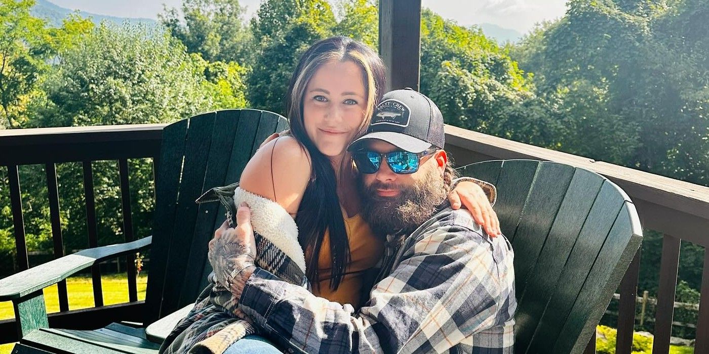 A estrela da mãe adolescente Jenelle Evans e David Eason abraçam-se ao ar livre em uma cadeira Adirondack.