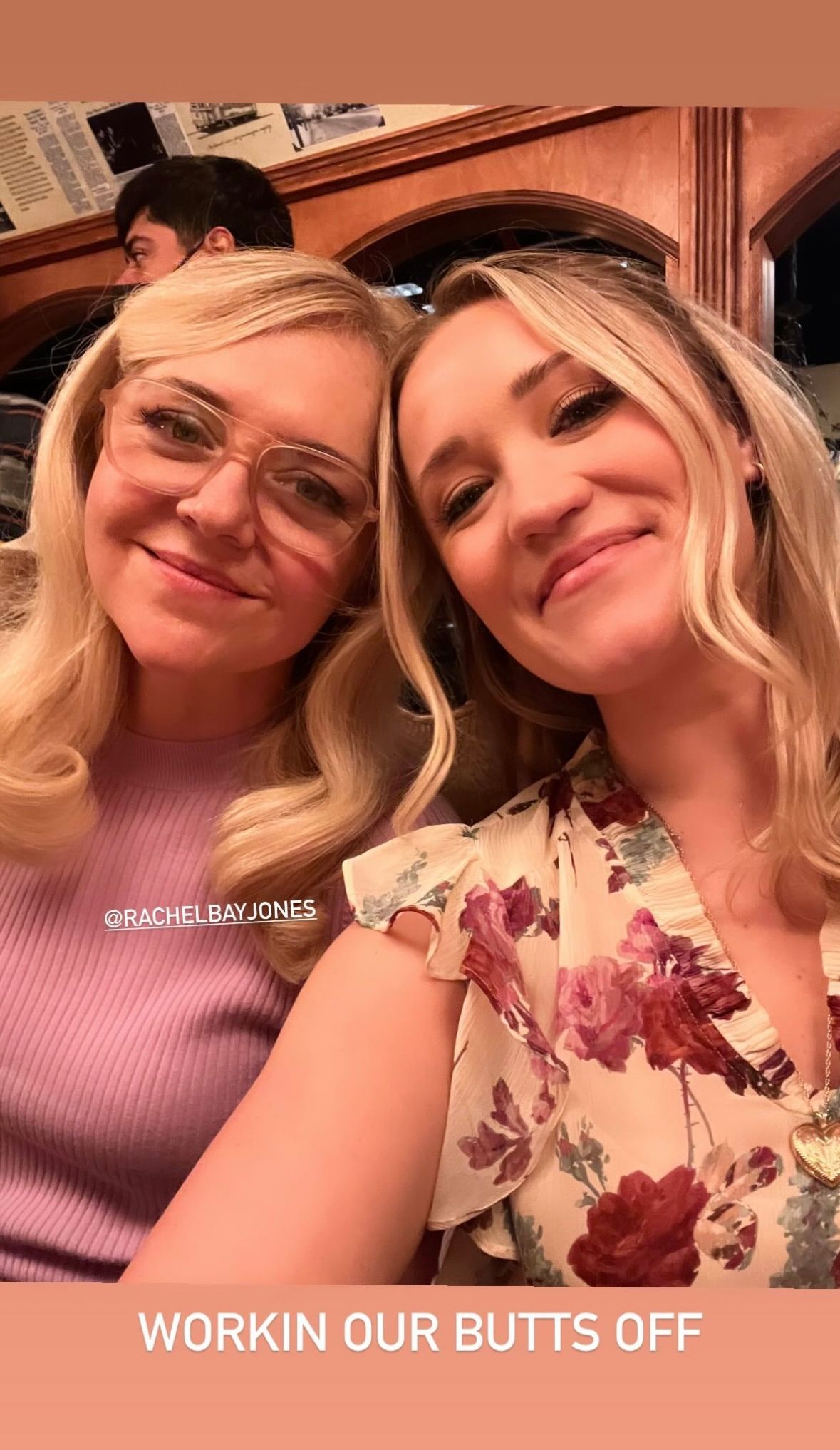 Rachel Bay Jones e Emily Osment no set da 7ª temporada de Young Sheldon