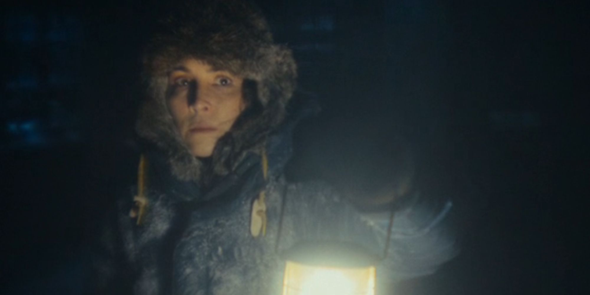 Noomi Rapace como Jo segurando uma lanterna em Constellation