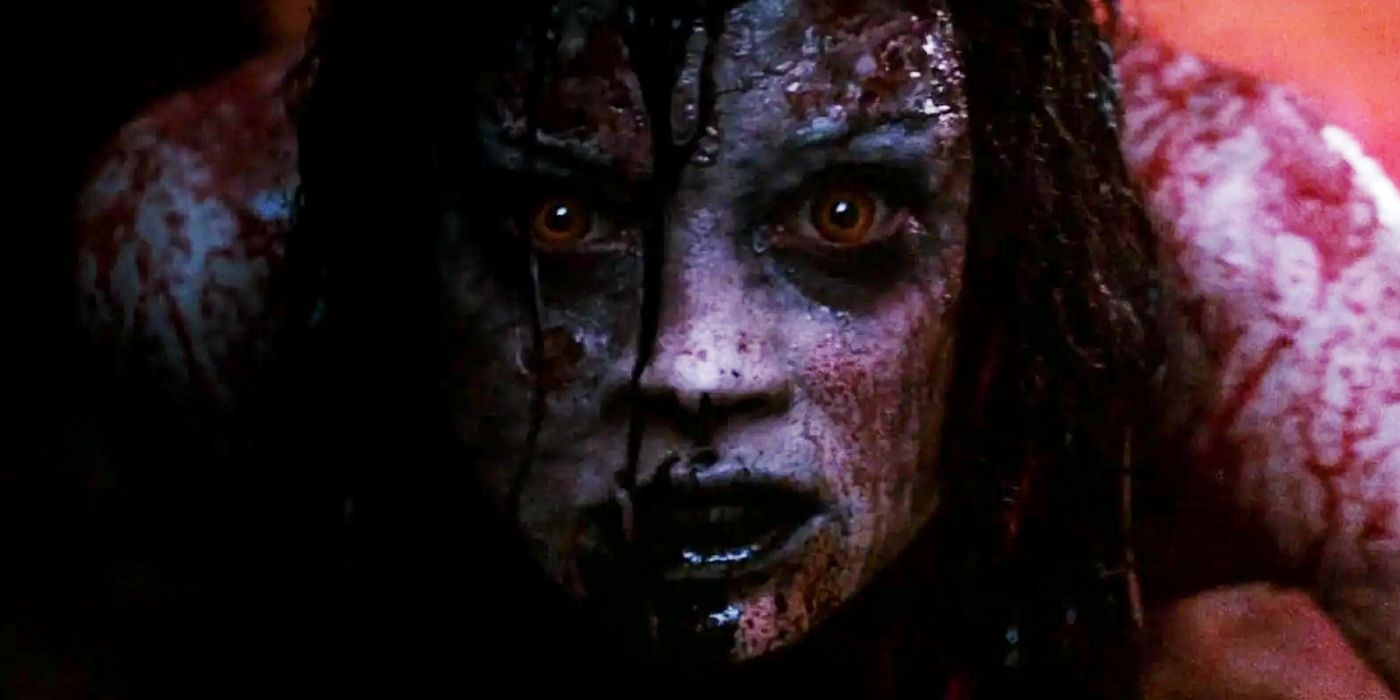 Uma mulher possuída olha para frente em Evil Dead (2013)