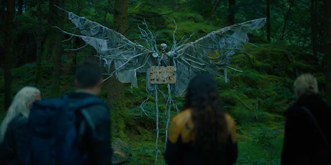 Um esqueleto segurando uma placa de alerta em uma floresta do trailer de The Watchers