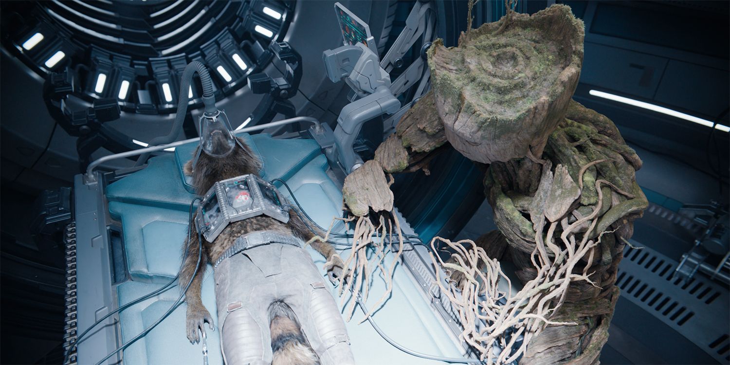 Groot adulto pairando sobre Rocket inconsciente na mesa de cirurgia em Guardiões da Galáxia Vol.  3