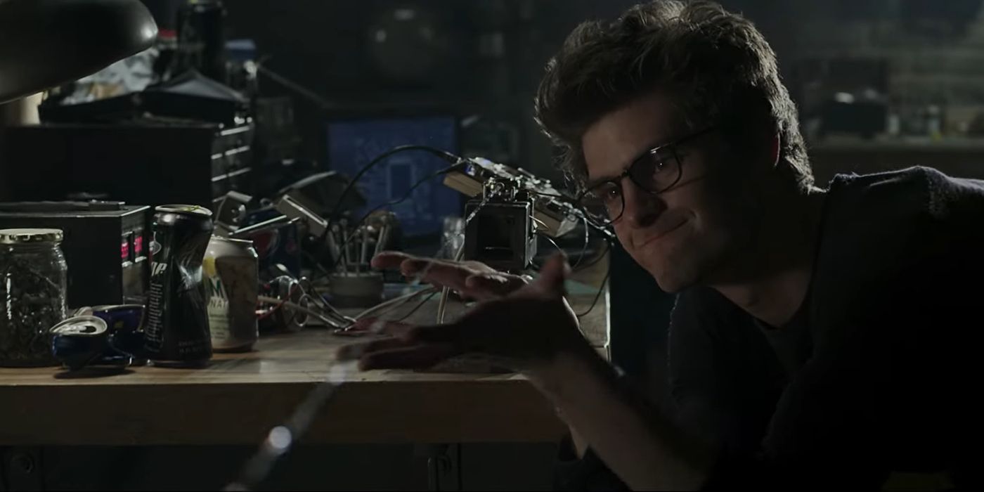 Peter Parker (Andrew Garfield) olha com orgulho para suas recém-inventadas teias do Homem-Aranha