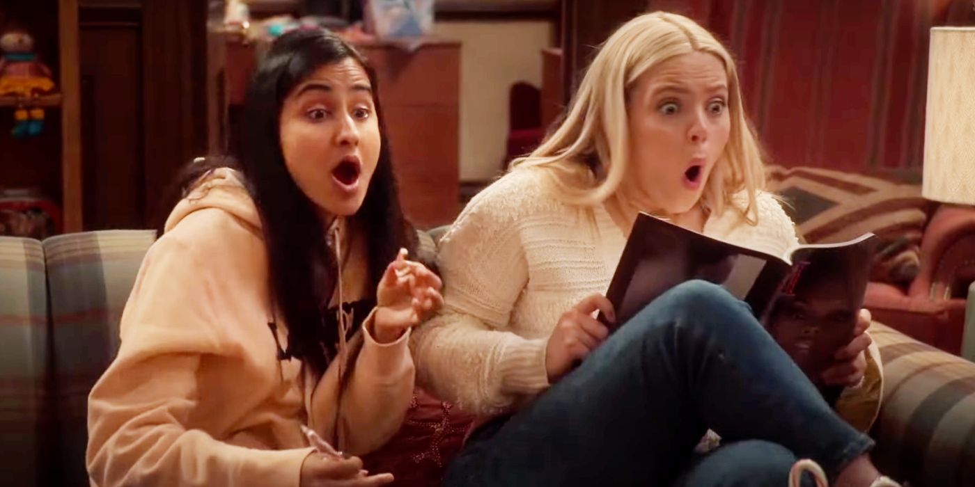 Amrit Kaur e Reneé Rapp parecendo surpresos na 2ª temporada de The Sex Lives of College Girls