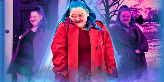 1000-lb sisters amy slaton in red coat with blue hair smiling with peuple background monatge of her