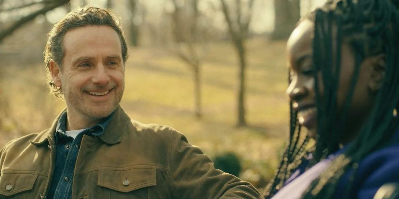 Andrew Lincoln como Rick Grimes e Danai Gurira como Michonne riem em The Walking Dead – The Ones Who Live