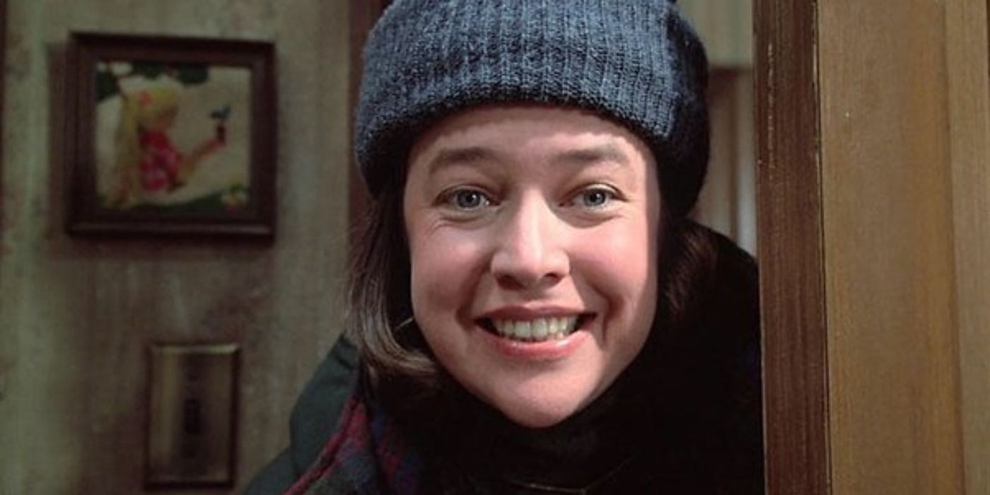 Kathy Bates como Annie Wilkes sorrindo em Misery.