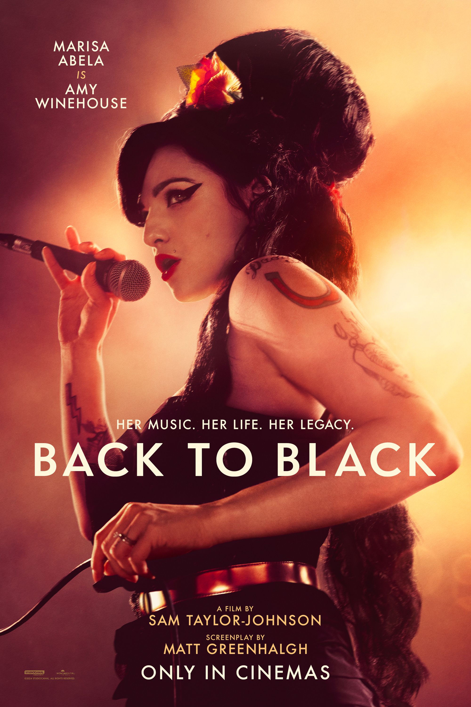 De vuelta al cartel de la película negra que muestra a Marissa Abella como Amy Winehouse sosteniendo un micrófono