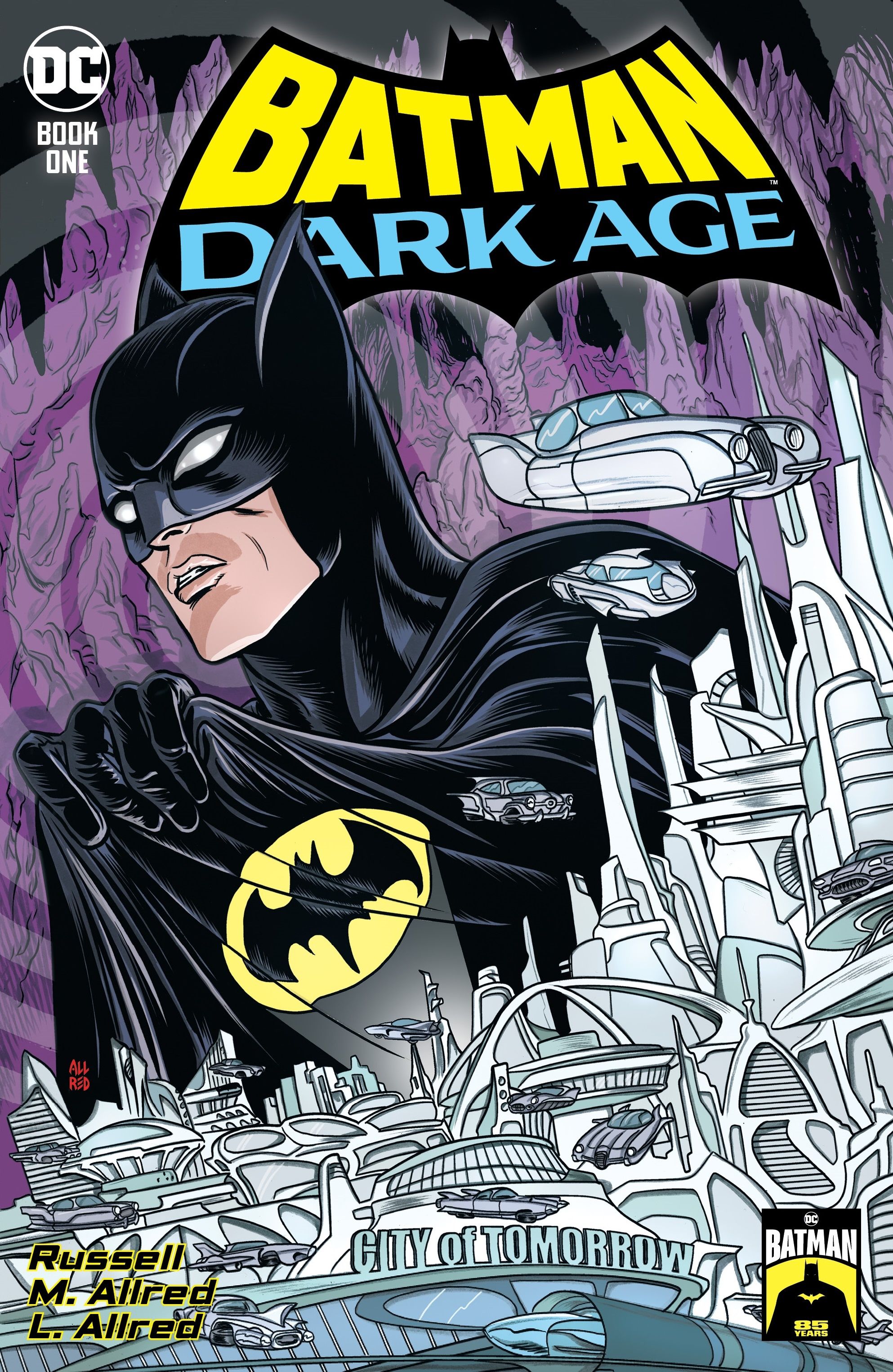 Capa principal de Batman Dark Age 1: Batman parado sobre uma cidade modelo de aparência futurista.